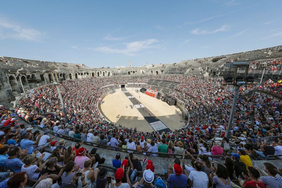 Nimes, con una crono por equipos que atravesó su espectacular Arena, acogió la Gran Salida de 2017, primera desde suelo francés. 