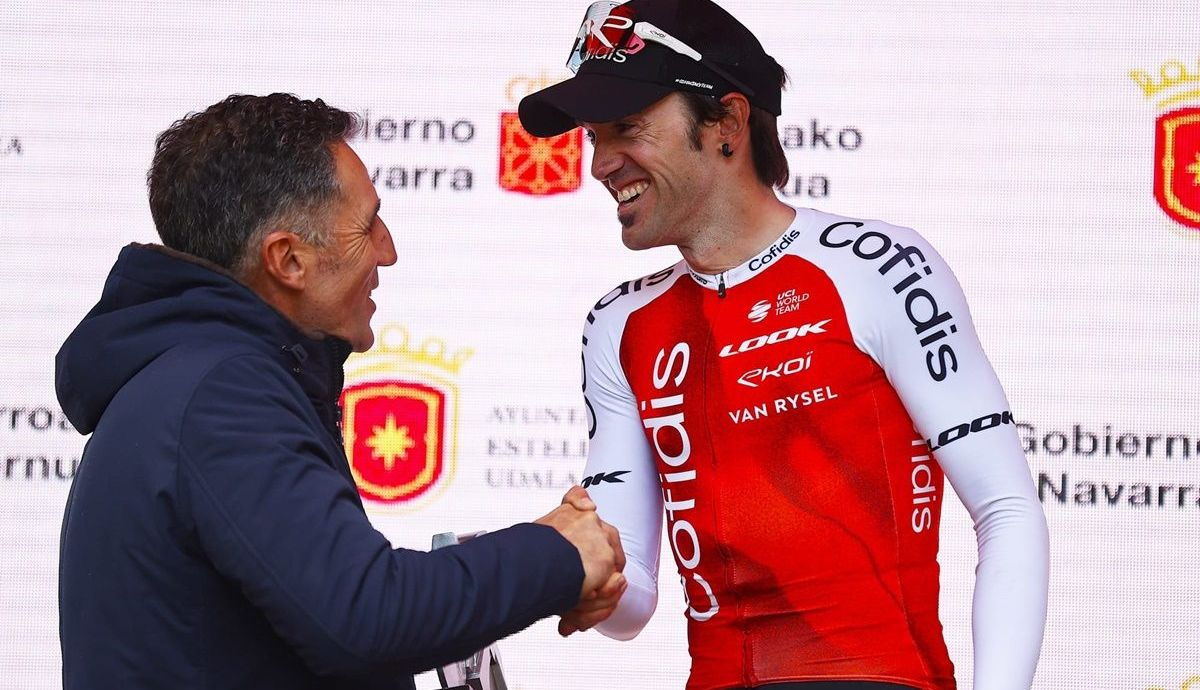 Miguel Indurain felicitó en el podio a Ion Izagirre Miguel Indurain felicitó en el podio a Ion Izagirre