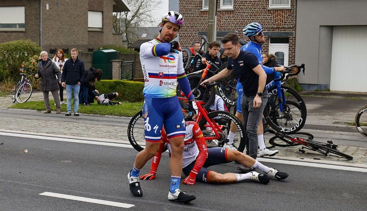 Peter Sagan (TotalEnergies) fue uno de las víctimas de las muchas caídas del Tour de Flandes Peter Sagan (TotalEnergies) fue uno de las víctimas de las muchas caídas del Tour de Flandes