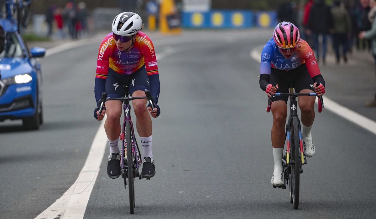 Silvia Persico (UAE) fue el último escollo de Lotte Kopecky (SD Worx)