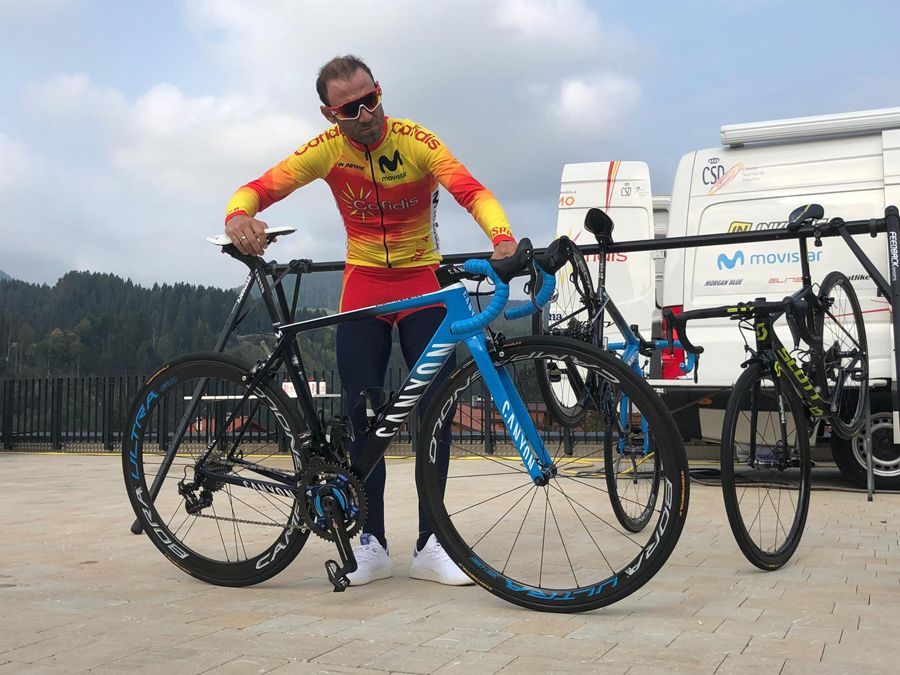 Alejandro Valverde revisa su montura antes de salir a rodar por las carreteras del Tirol. 