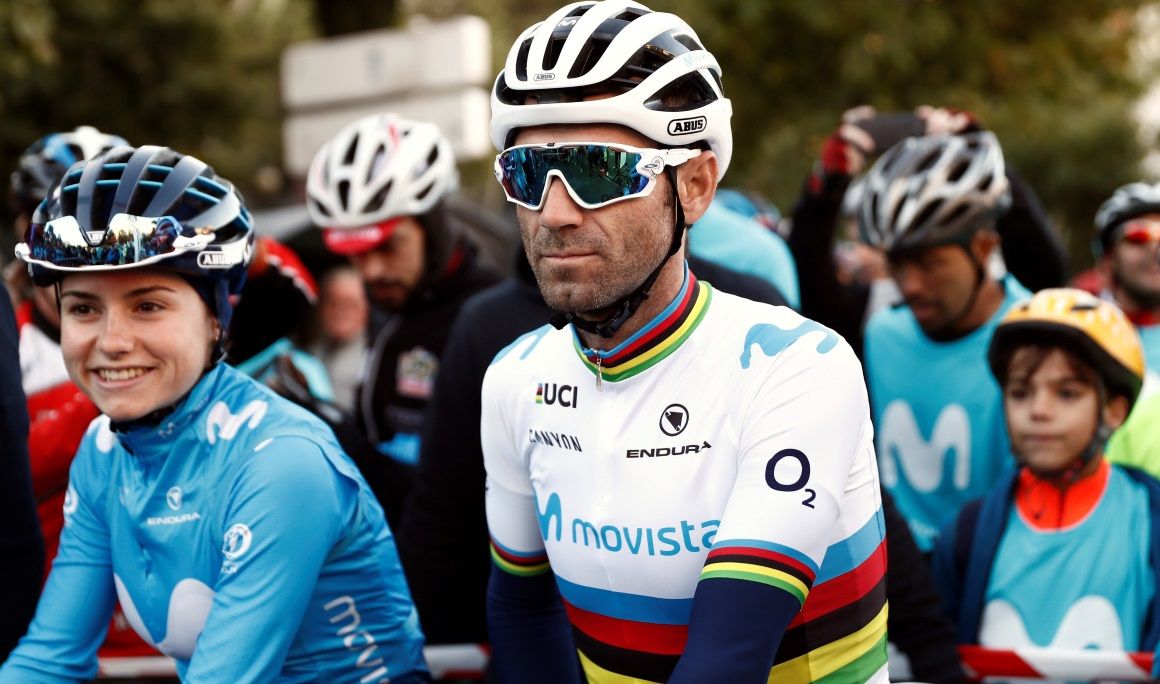 Valverde estrena el maillot arcoíris por las calles de Madrid