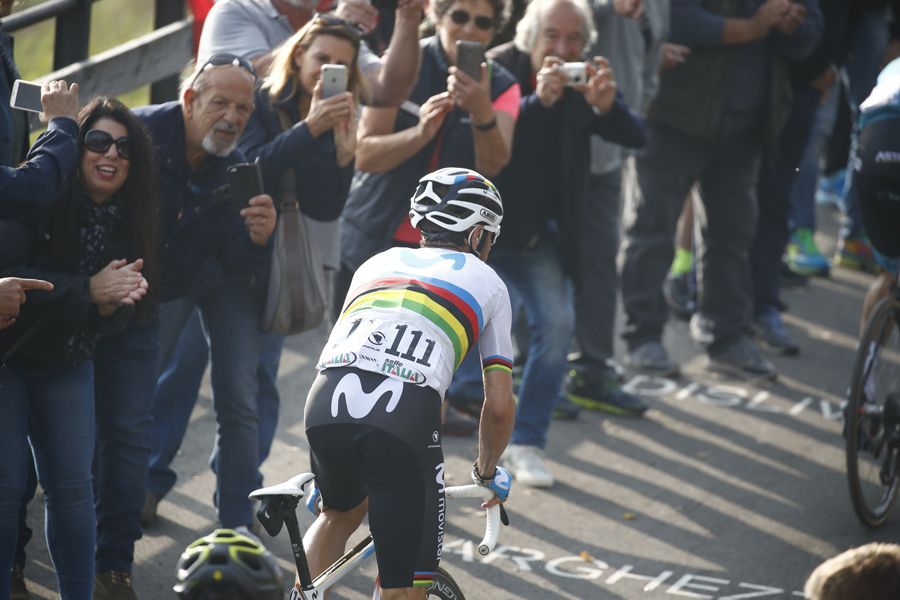 Alejandro Valverde sufre en las rampas del Muro di Sormano. 