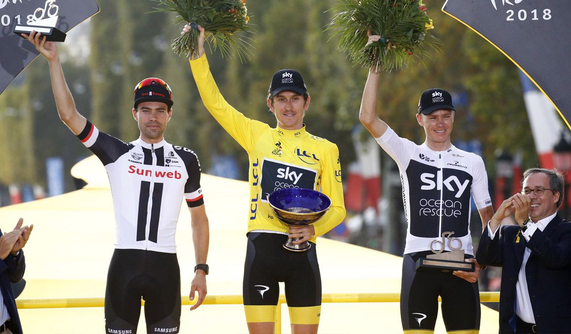 Roban el trofeo de ganador del Tour de Geraint Thomas