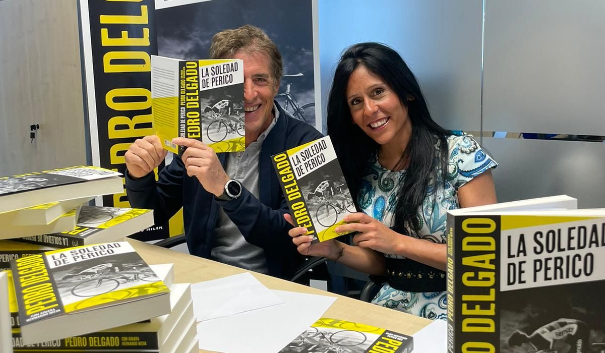 Pedro Delgado y Ainara Hernando, con ejemplares del libro que hoy sale a la venta
