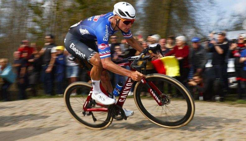 volo mathieu van der poel sobre los adoquines de la paris roubaix 7 1200x690