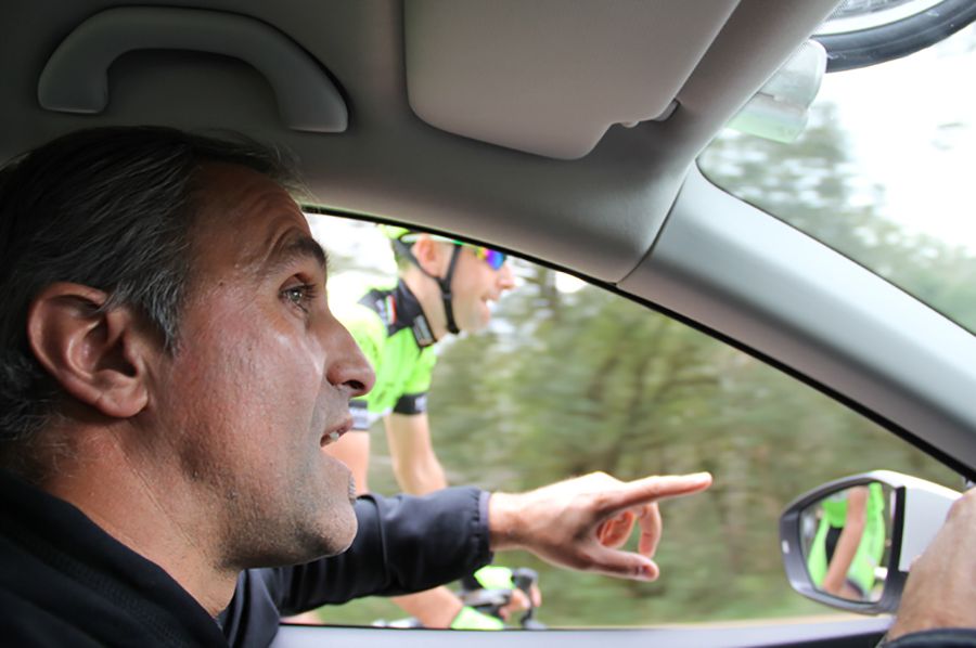Jon Odriozola da unas instrucciones a un corredor durante una de las pruebas integrantes de la Challenge de Mallorca 2018. 