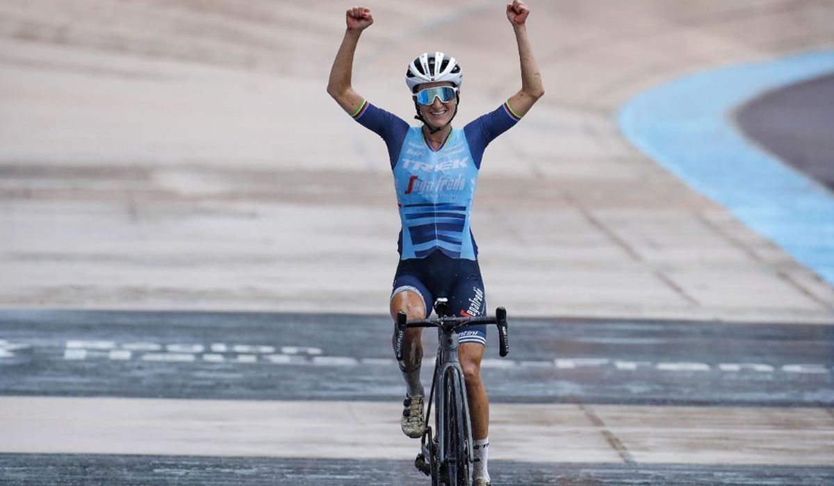Lizzie Deignan celebrando su victoria en la primera Paris Roubaix femenina, en 2021