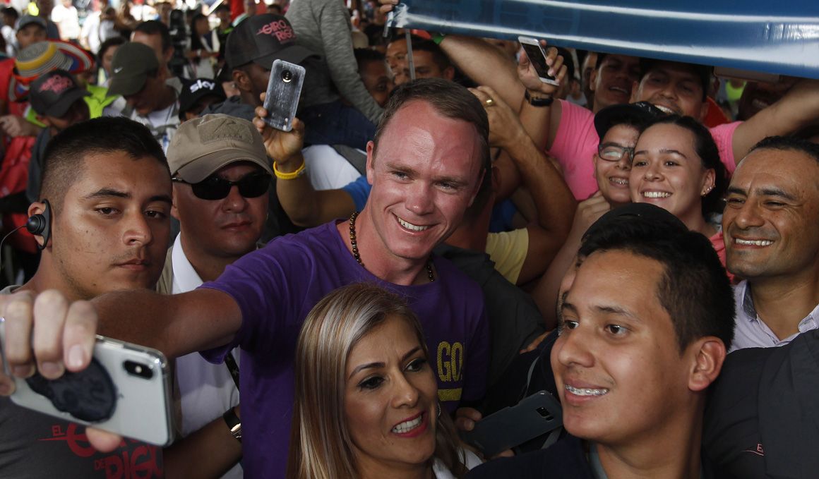 Chris Froome, el pasado sábado, se fotografía con aficionados a su llegada a Guatapé (Colombia) antes de su participación en la prueba ciclista "El Giro de Rigo". 