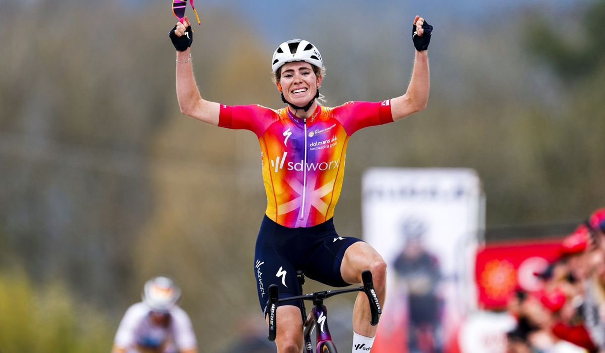 Demi Vollering celebrando su victoria en la Flecha Valona del pasado miércoles