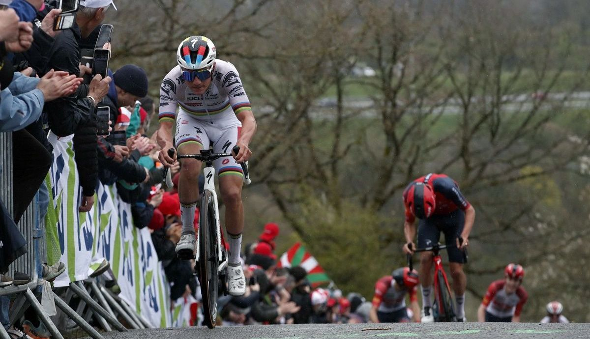 Remco Evenepoel (Soudal Quick Step) destrozó a Tom Pidcock (INEOS Grenadiers) para ganar la Lieja Remco Evenepoel (Soudal Quick Step) destrozó a Tom Pidcock (INEOS Grenadiers) para ganar la Lieja