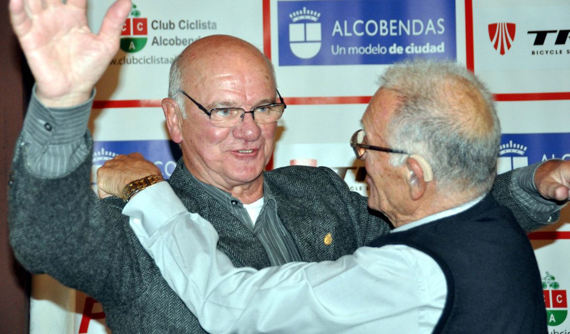 El Club Ciclista Alcobendas homenajea a Txomin Perurena