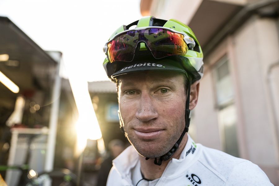 Fractura en la pelvis para Mark Renshaw tras chocar contra un coche durante un entrenamiento
