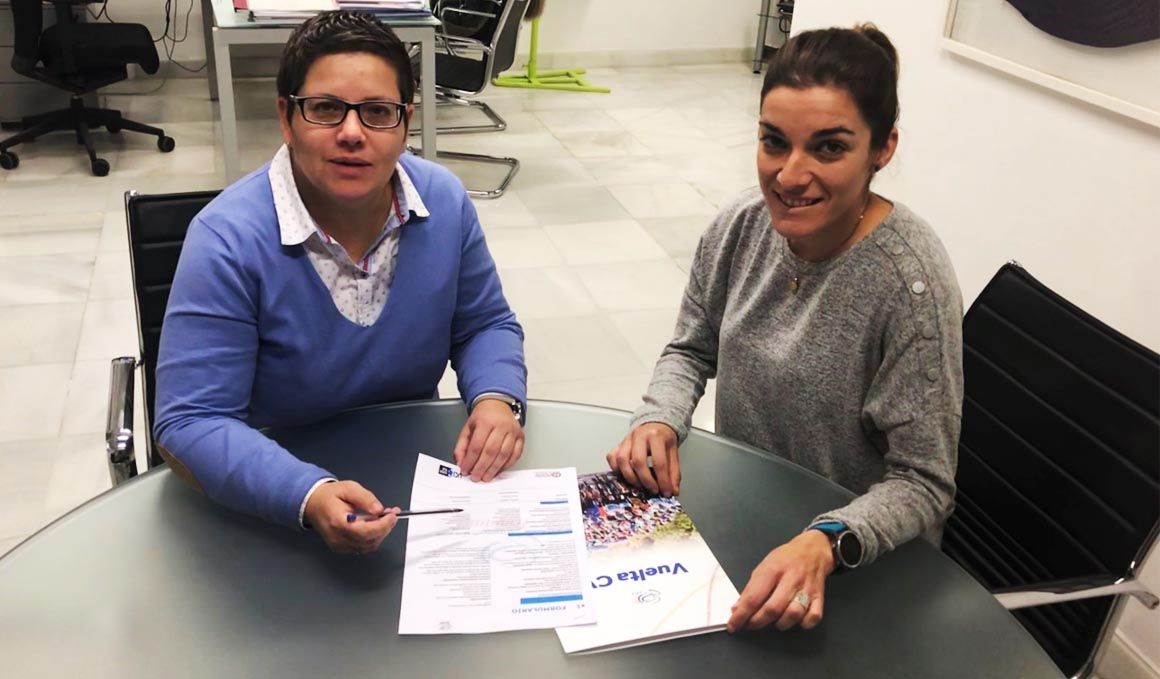 Isabel García y Silvia Tirado durante la firma del acuerdo