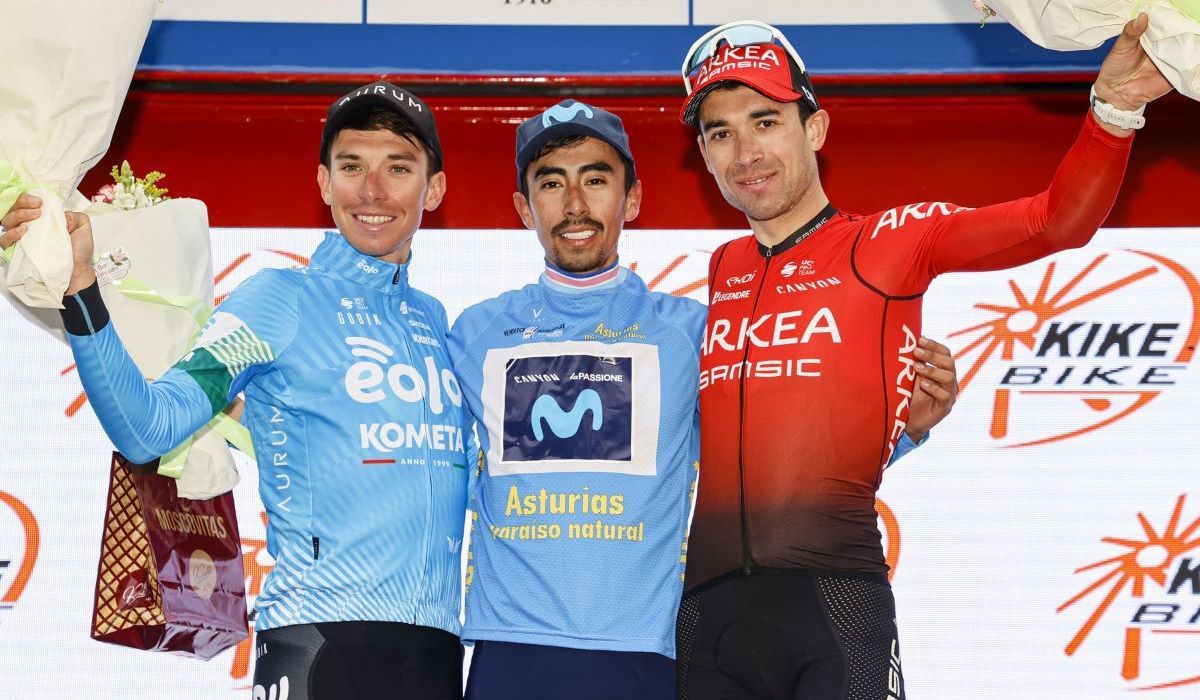 Podio de la Vuelta a Asturias 2022, con Iván Sosa, Lorenzo Fortunato y Nicolas Edet