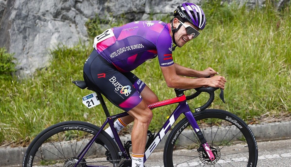 Pelayo Sánchez (Burgos BH) se metió en la escapada del día y posteriormente se lanzó a la aventura en solitario Pelayo Sánchez (Burgos BH) se metió en la escapada del día y posteriormente se lanzó a la aventura en solitario