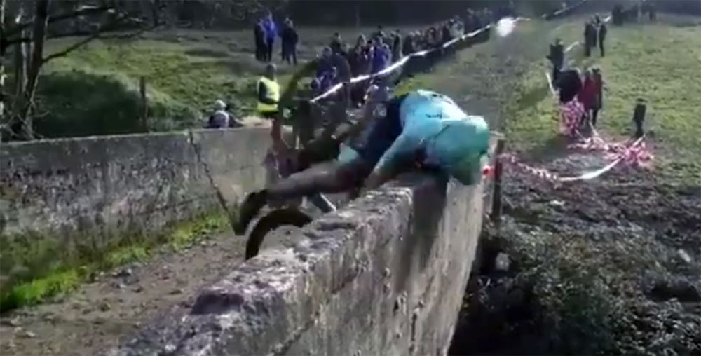 Cuatro puntos en una ceja para Gorka Izagirre tras una dura caída en el Ciclocross de Ormaiztegi