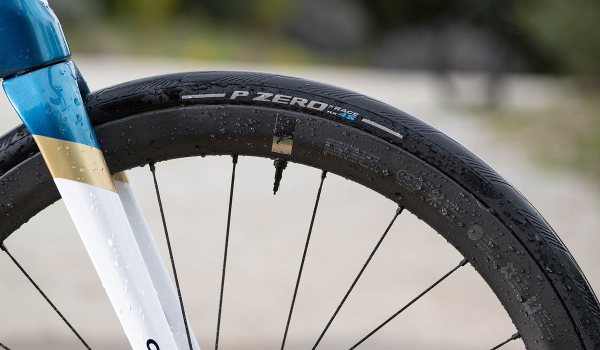 Pirelli lanza P ZERO Race 4S TLR, el neumático tubeless para las cuatro estaciones