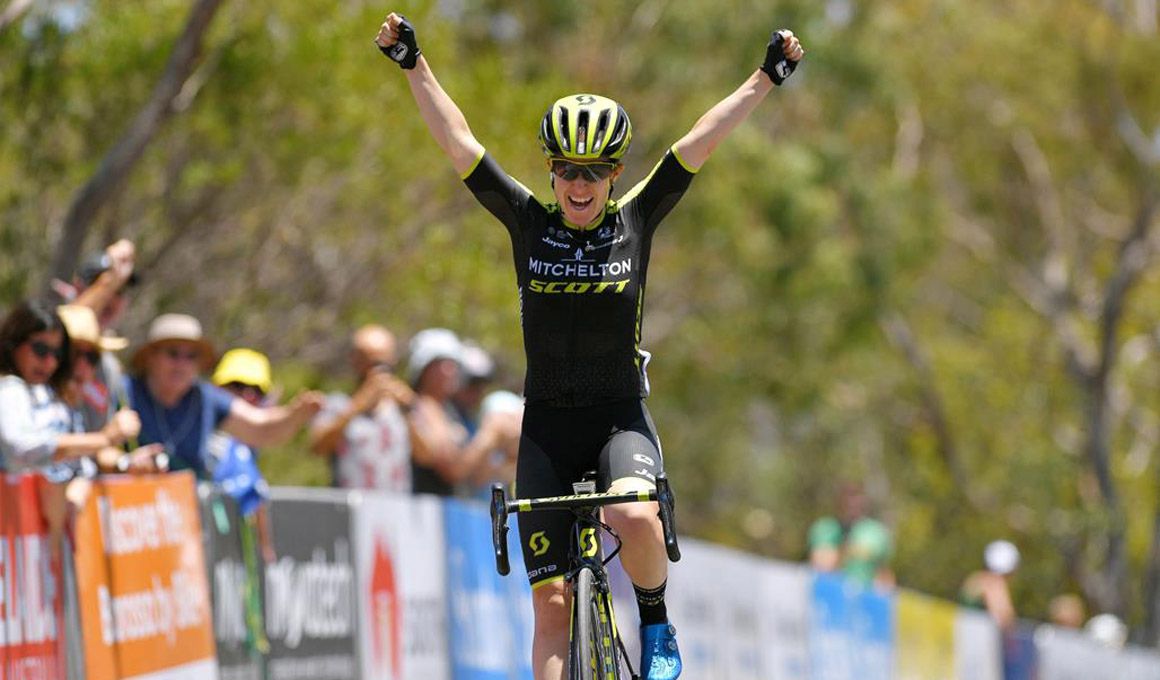 Amanda Spratt domina en Mengler Hill y toma el liderato del Tour Down Under