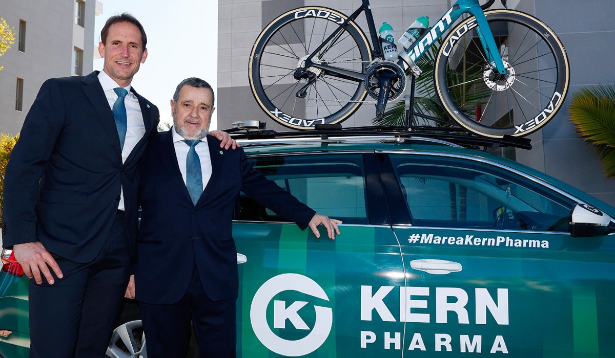 Manuel Azcona (der) cede el testigo a Juanjo Oroz como máximo mresponsable del Equipo Kern Pharma
