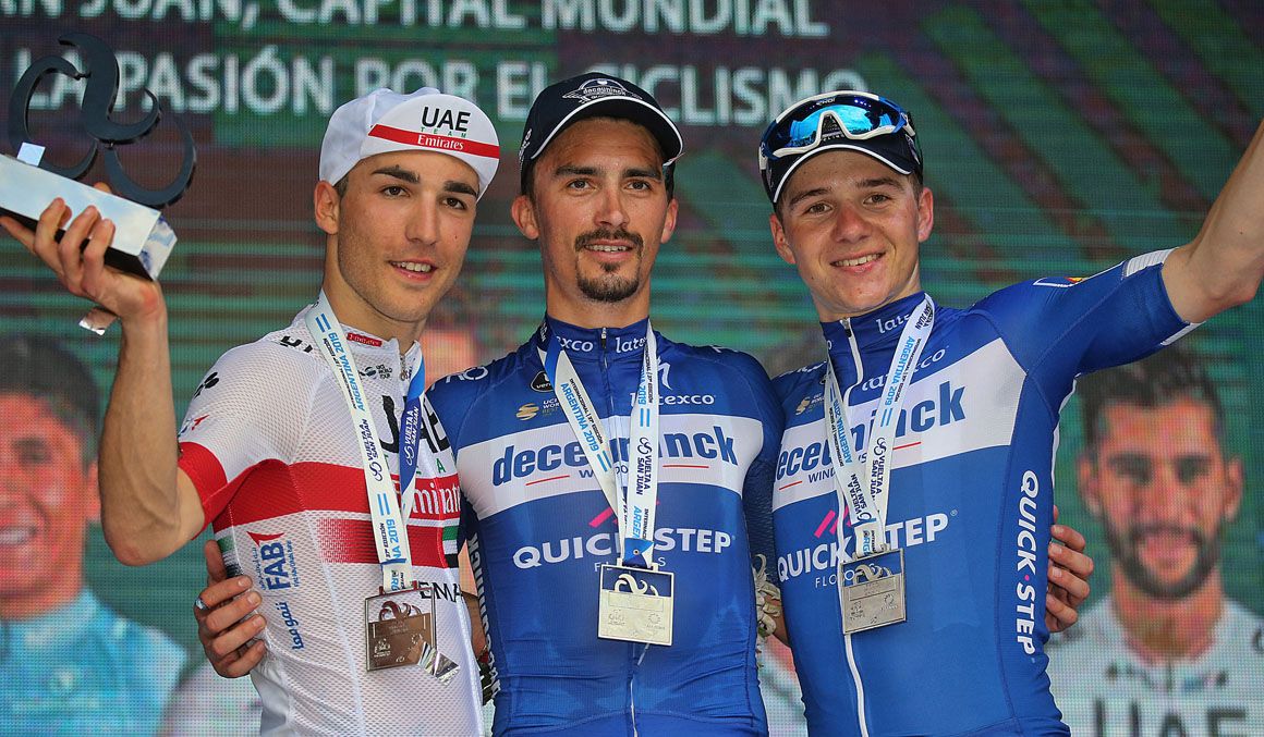 Alaphilippe en el podio tras ganar la etapa de ayer, escoltado por Valerio Conti -segundo en la CRI de Pocito- y su compañero Remco Evenepoel, 3º.  
