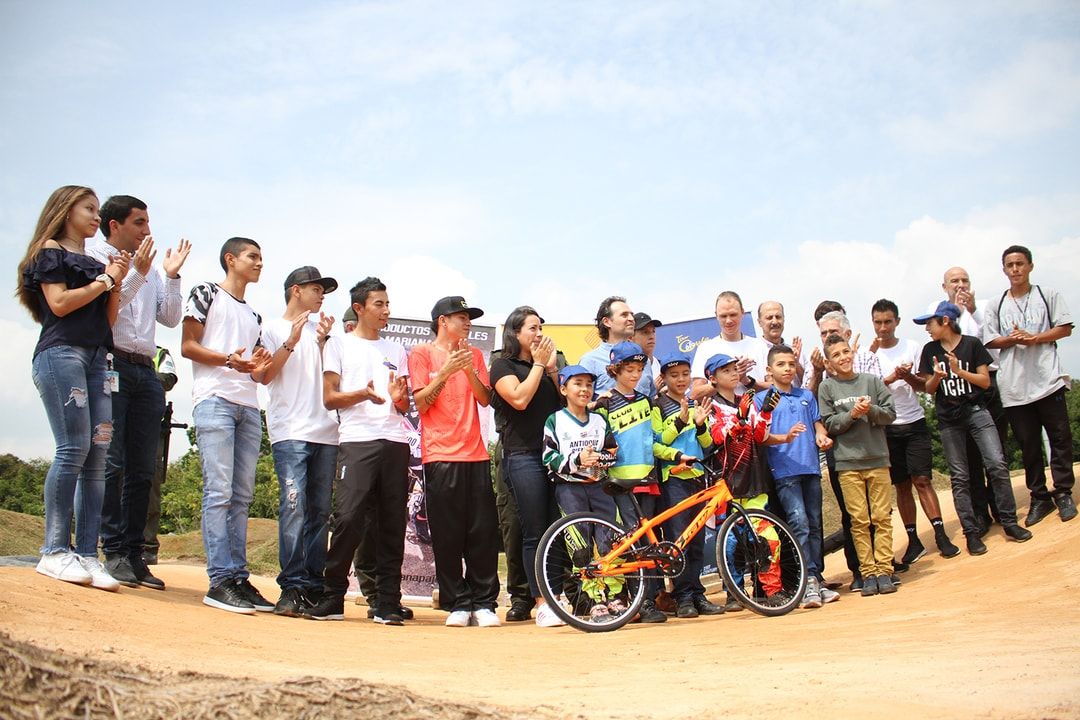 Mariana Pajón y Chris Froome, juntos por la niñez de Colombia en la antesala al Tour Colombia 2.1