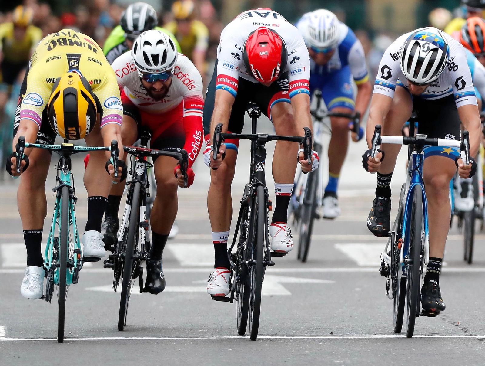 Dylan Groenewegen impone su velocidad en las calles de Valencia, donde Ion Izagirre conquista la general final
