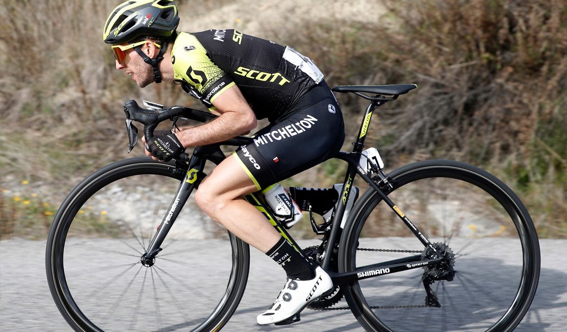 Simon Yates, afrontando en posición aerodinámica el rápido descenso hacia Granada. 