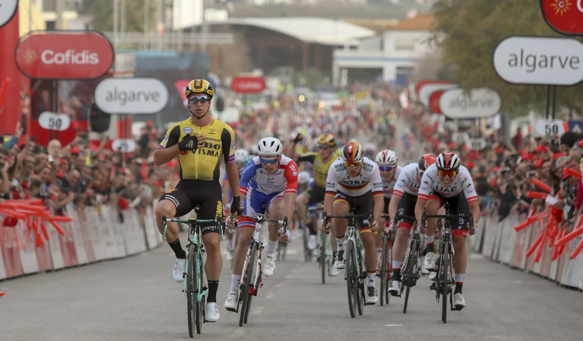 Sprint imperial de Dylan Groenewegen ante la multitud tavirense