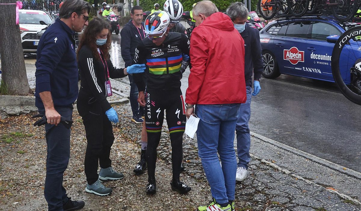Susto para Evenepoel, sufre una caída al cruzarse un perro en la carretera