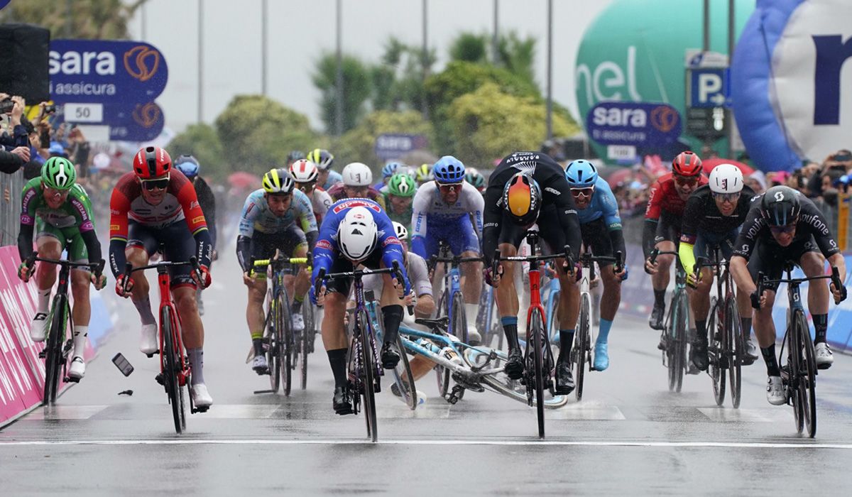 Kaden Groves gana en Salerno tras una etapa plagada de sobresaltos