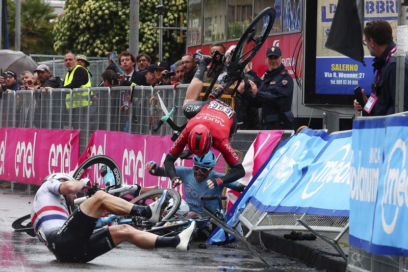 Imagen de la espectacular caída en el sprint