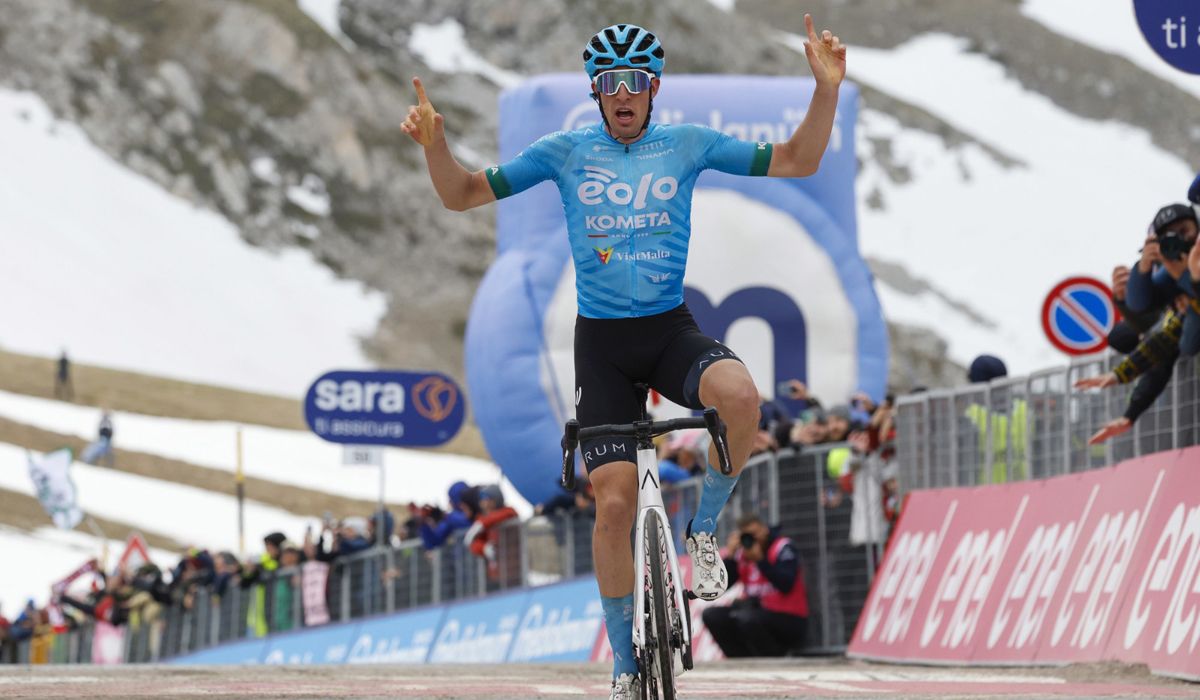 Davide Bais se corona en el Gran Sasso en una etapa sin batalla entre los favoritos
