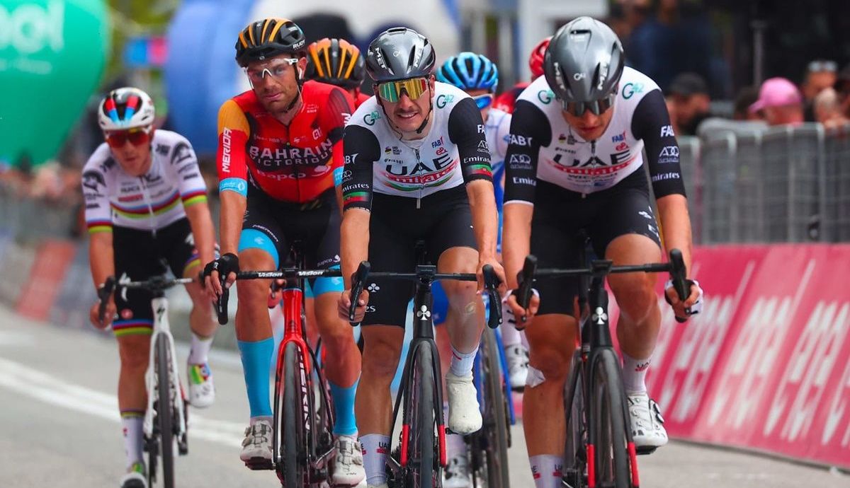 Vine y Almeida (UAE Team Emirates) salvaron los muebles de un Evenepoel (Soudal QuickStep) abatido Vine y Almeida (UAE Team Emirates) salvaron los muebles de un Evenepoel (Soudal QuickStep) abatido
