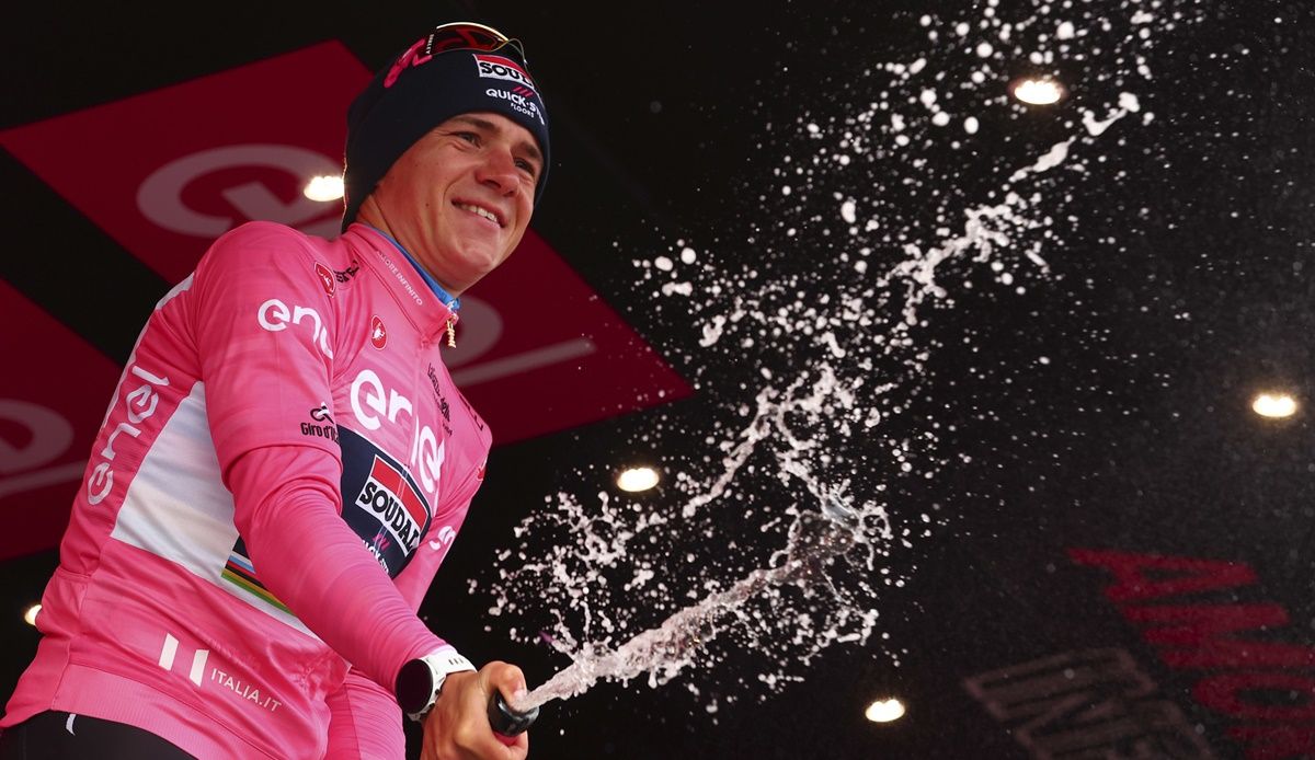 Remco Evenepoel (Soudal Quick Step) celebrando en la tarde de este domingo su maglia rosa