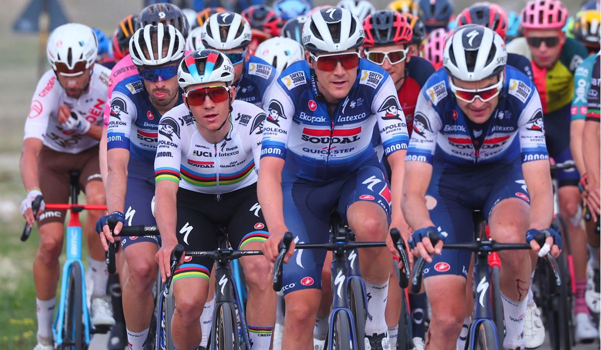 Otros cuatro corredores del Soudal-Quick Step abandonan el Giro por el COVID