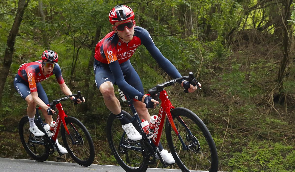 Tao Geoghegan Hart abandona el Giro tras sufrir una caída