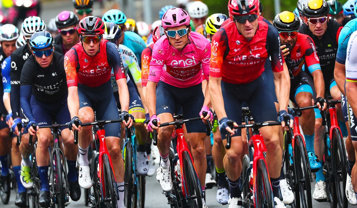 Geraint Thomas sigue vistiendo la maglia rosa como líder del Giro