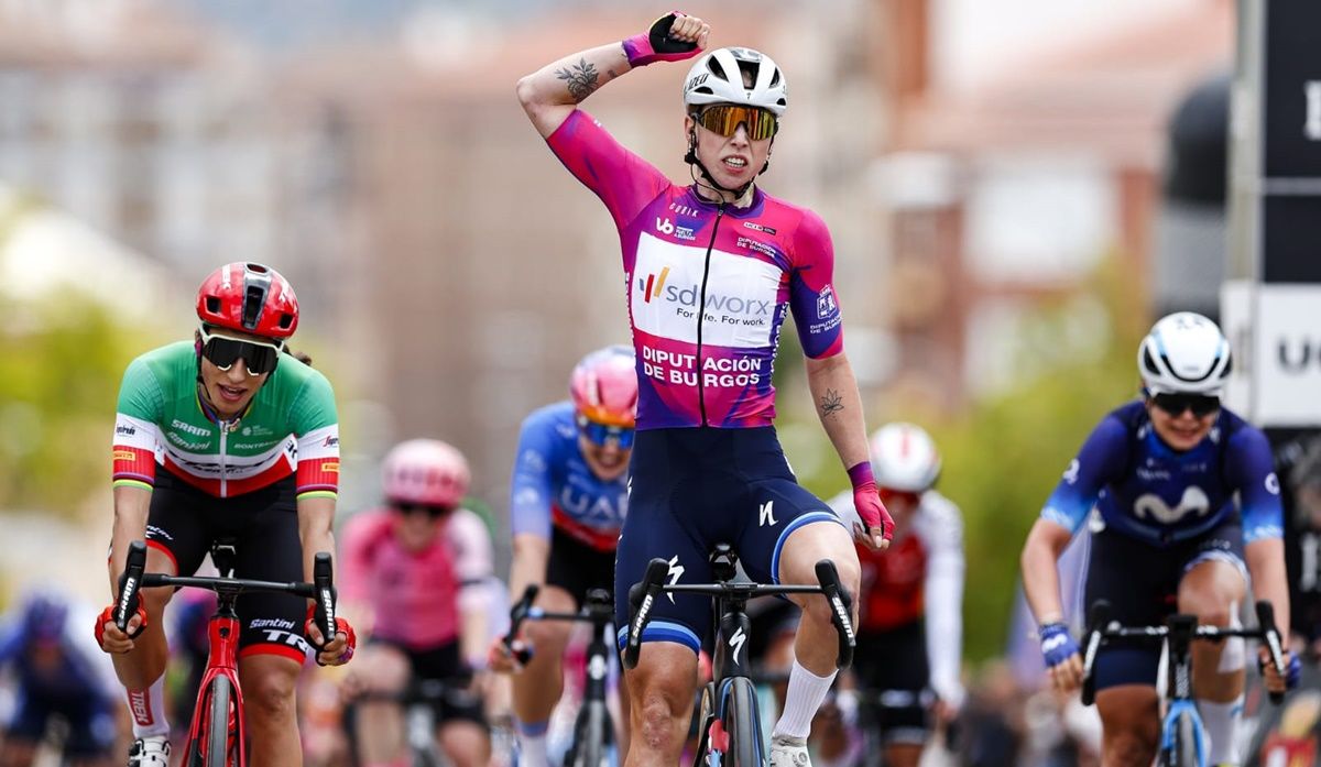 Lorena Wiebes (Team SD Worx) levantó la etapa a las fugadas en la mismísima línea de meta