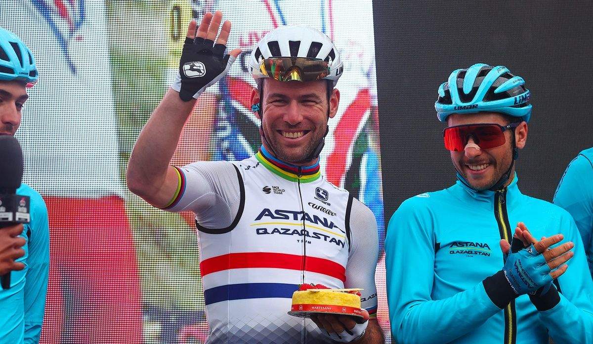 Mark Cavendish (Astana Qazaqstan Team) celebró este domingo su cumpleaños en el control de firmas del Giro