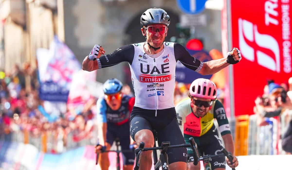 Brandon McNulty (UAE Team Emirates) levantó la etapa a Ben Healy en un emocionante final