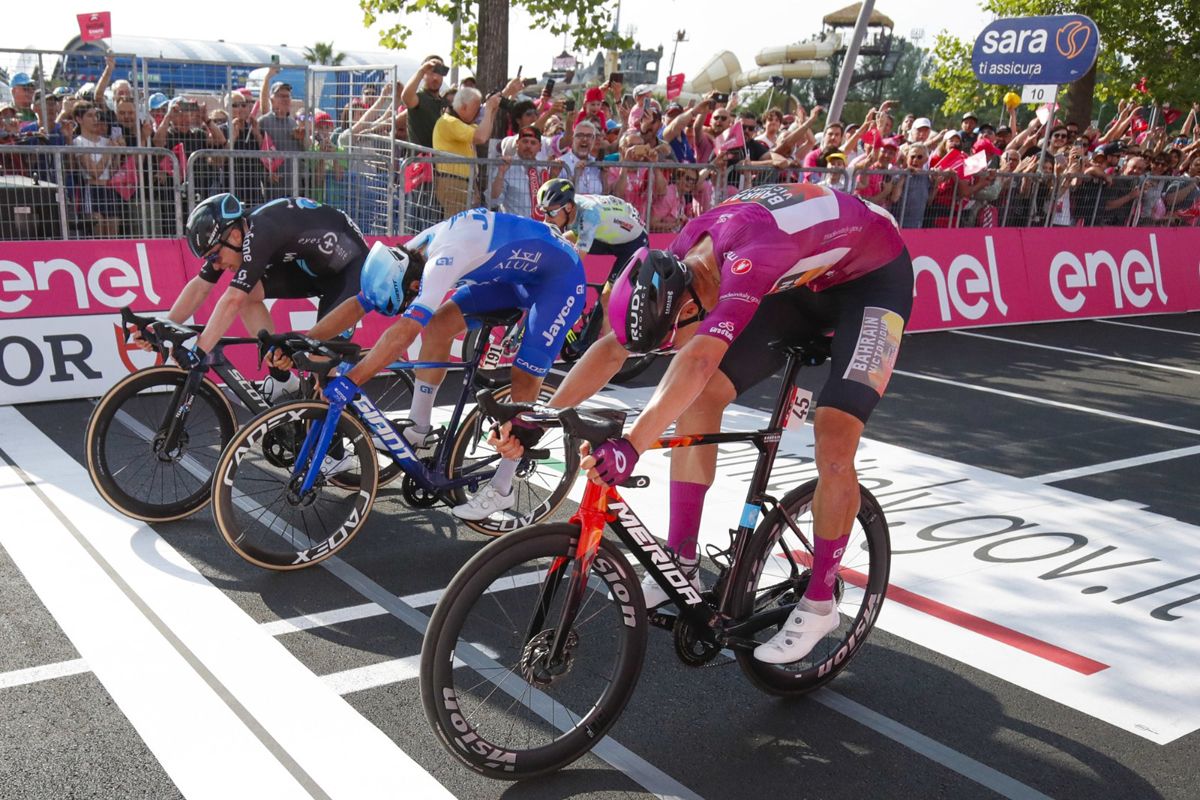 Alberto Dainese se lleva el sprint en Caorle