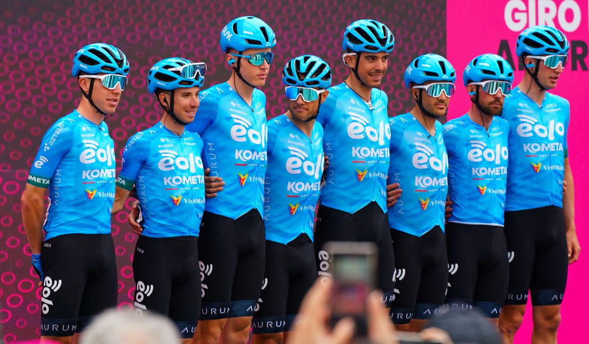 Los ciclistas del EOLO-Kometa, antes de la salida de una etapa del Giro 2023