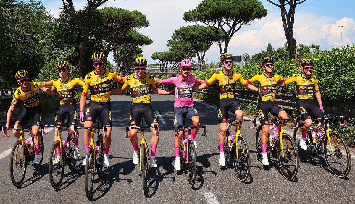 Foto para la historia la del Jumbo Visma en la etapa final del Giro de Italia 2023