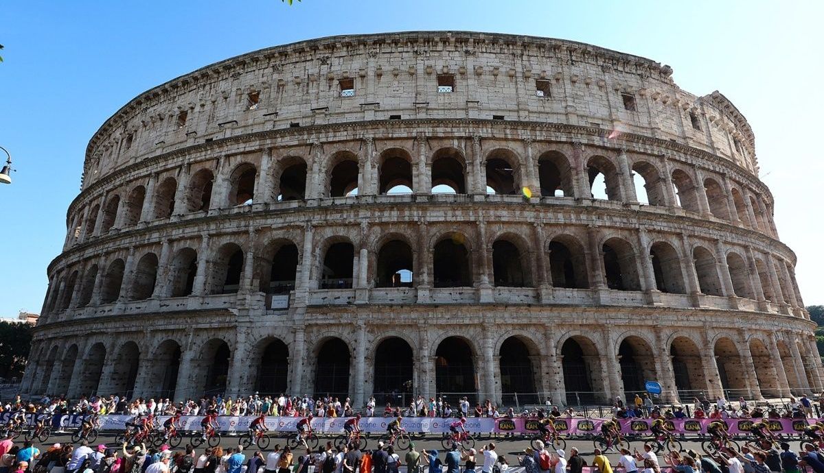 Roma y su Coliseo nos regalon estampas como esta en la etapa final de la Corsa Rosa
