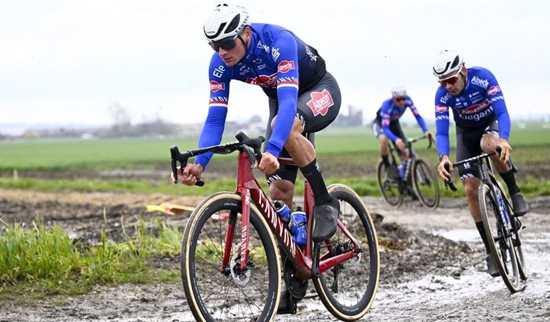 Mathieu Van der Poel durante un entrenamiento previo a la París Roubaix