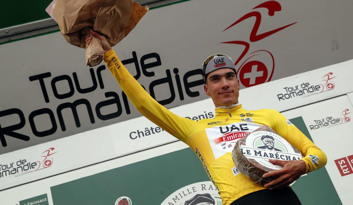 Juan Ayuso vistiendo el maillot amarillo de líder en el reciente Tour de Romandía