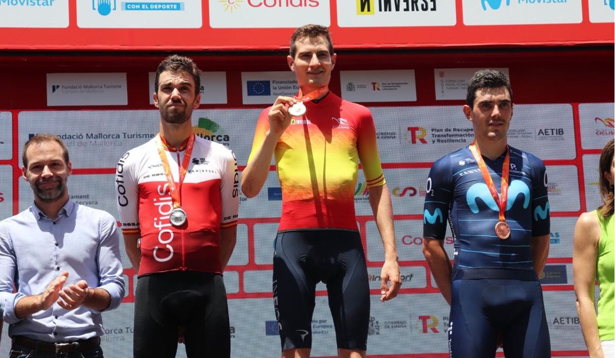 Podio del Campeonato de España masculino Élite UCI 2022, con Carlos Rodríguez, Jesús Herrada y Alex Aranburu
