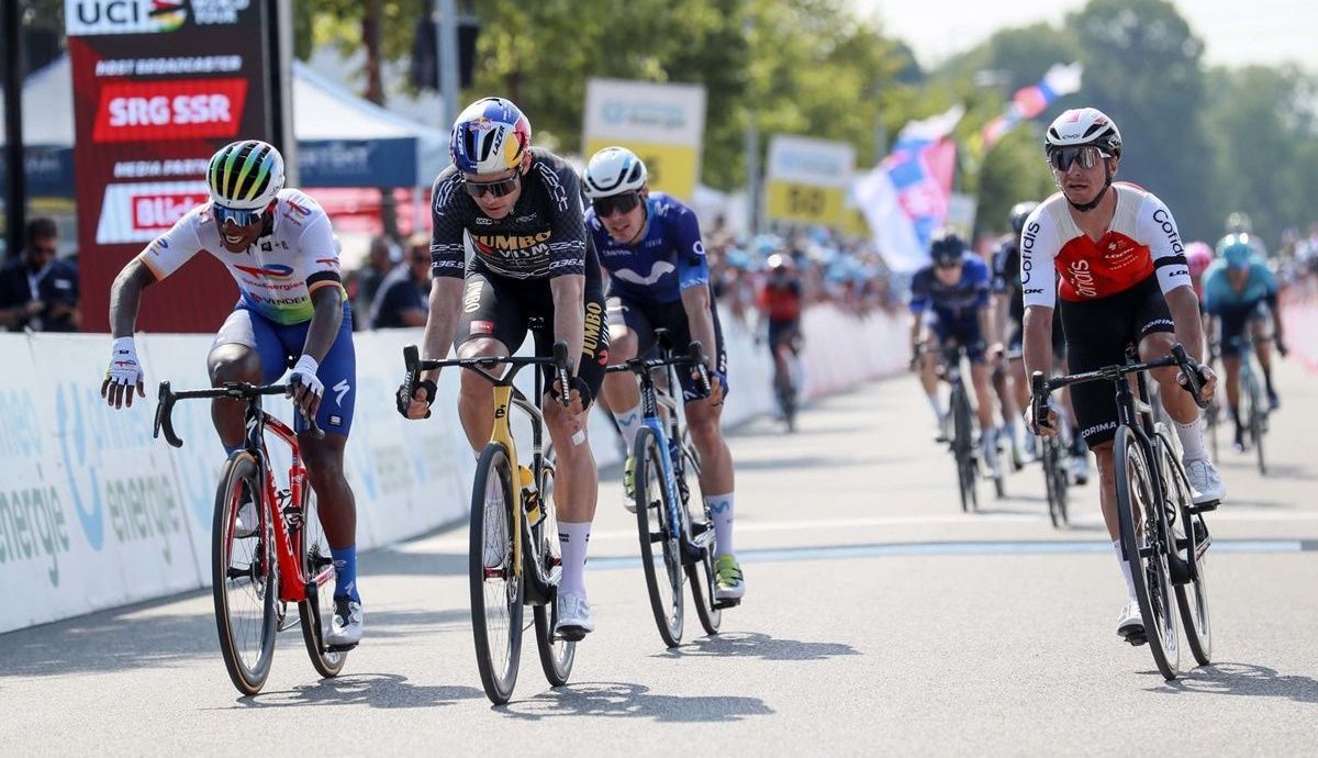 Wout Van Aert (Jumbo Visma) fue el mejor del sprint del grupo, con Aramburu en los puestos de cabeza