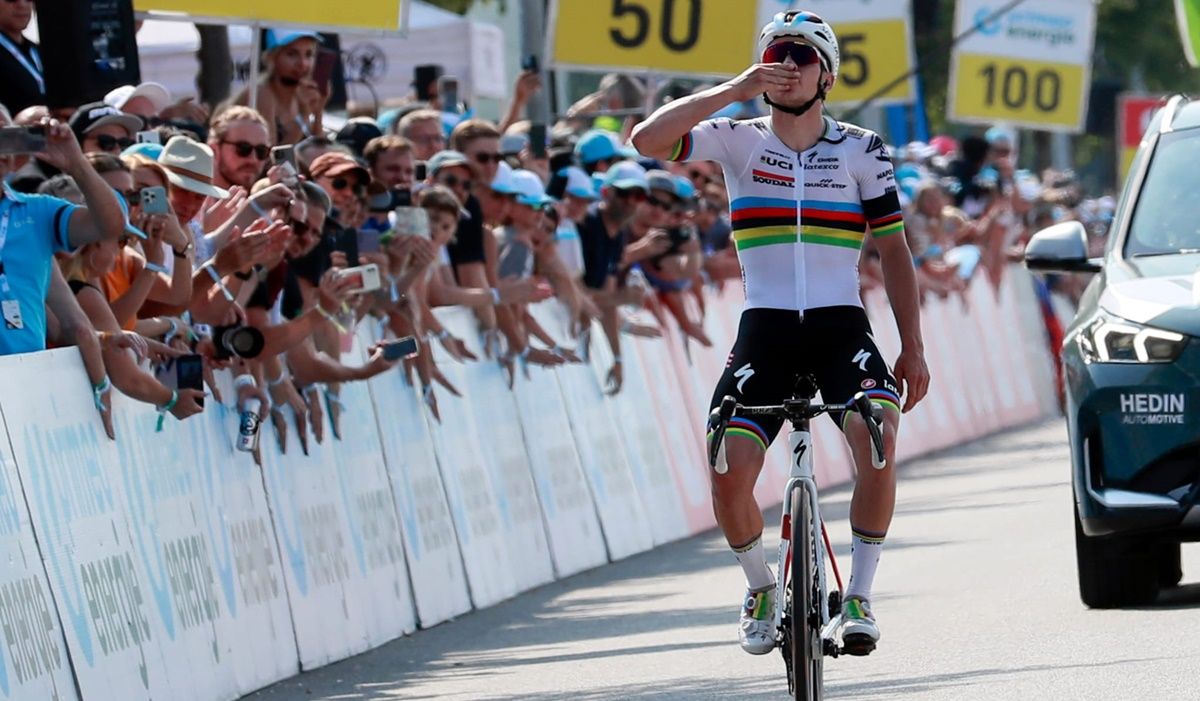 Remco Evenepoel (Soudal Quick Step) dedicó la victoria en Gino Mäder